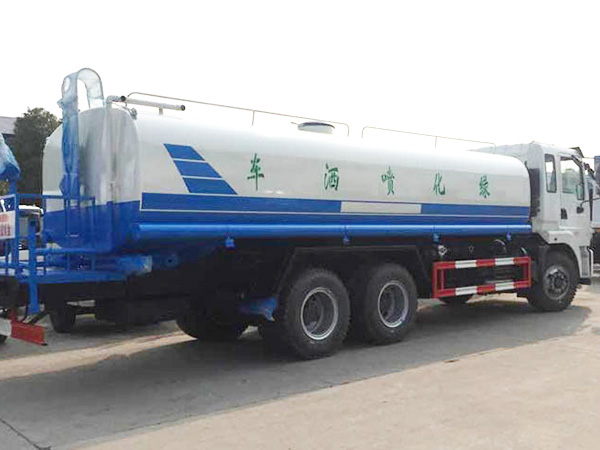 东风后八轮洒水车